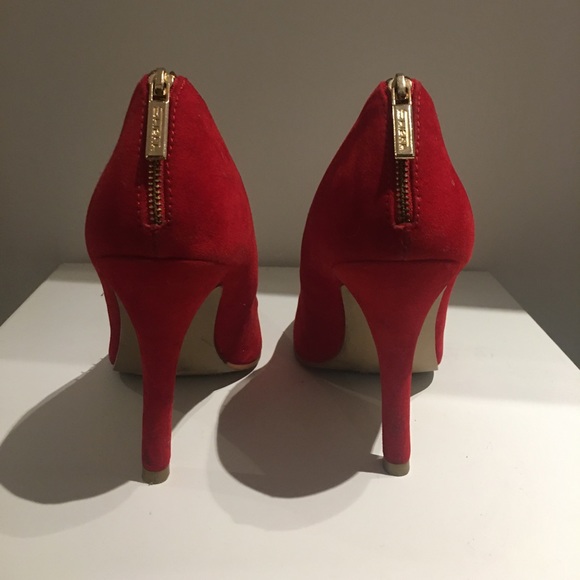 RED PUMPS - Picture 3 of 3
